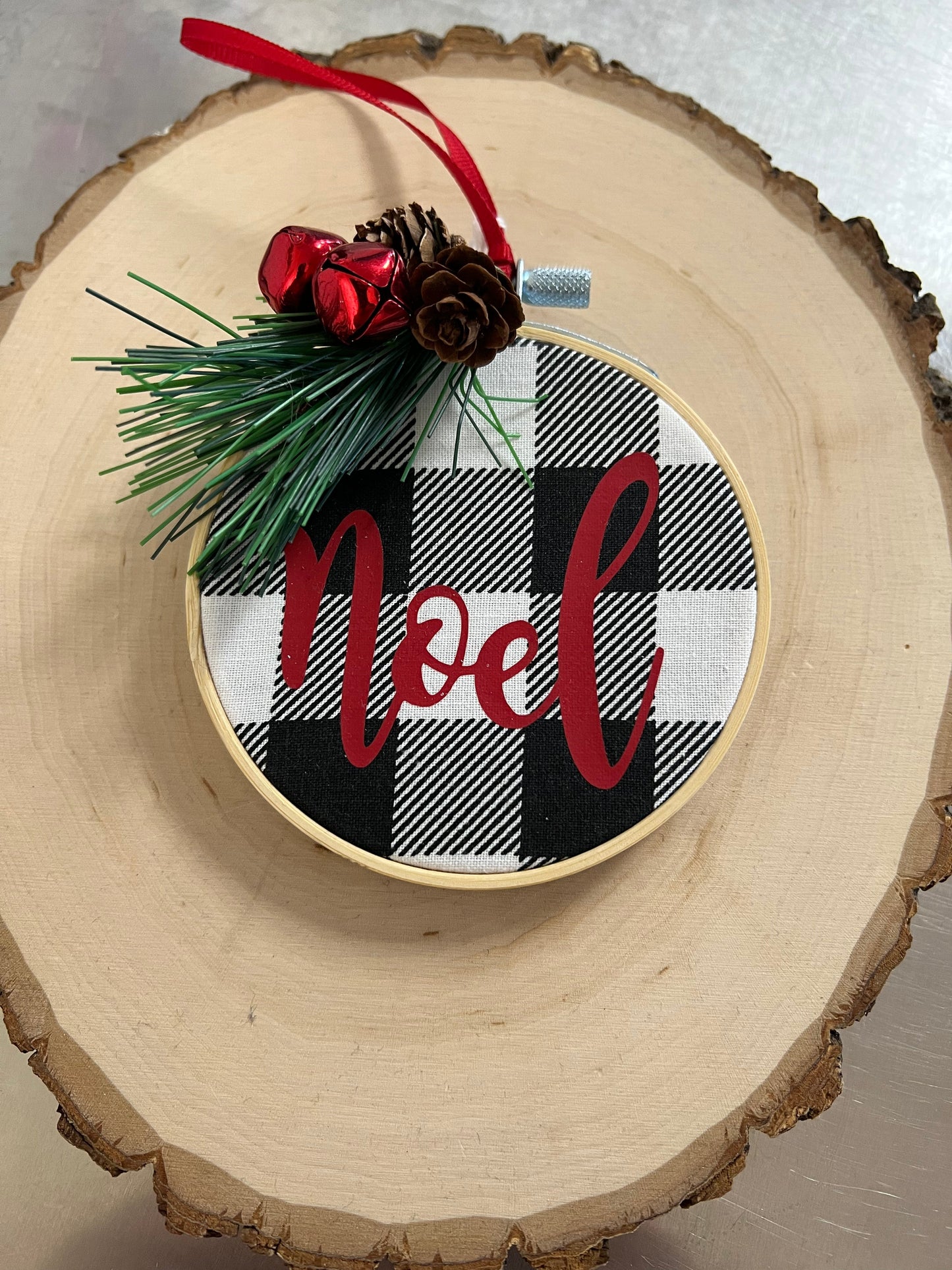 Hoop Ornament: Noel on White Plaid with Greenery