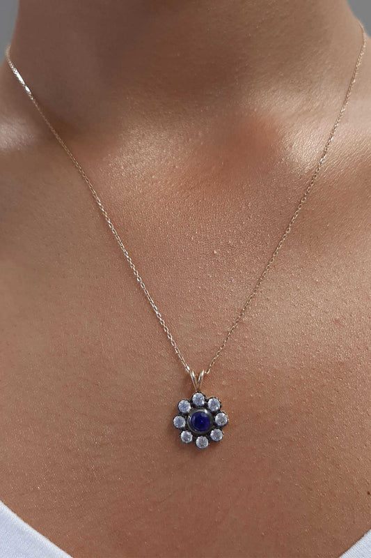 14K Gold Antique Daisy Shape Necklace