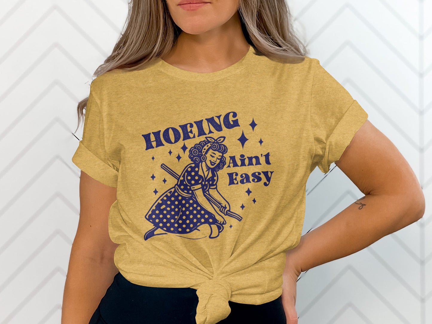 Hoing Ain't Easy Funny Woman Gardening Design T-Shirt