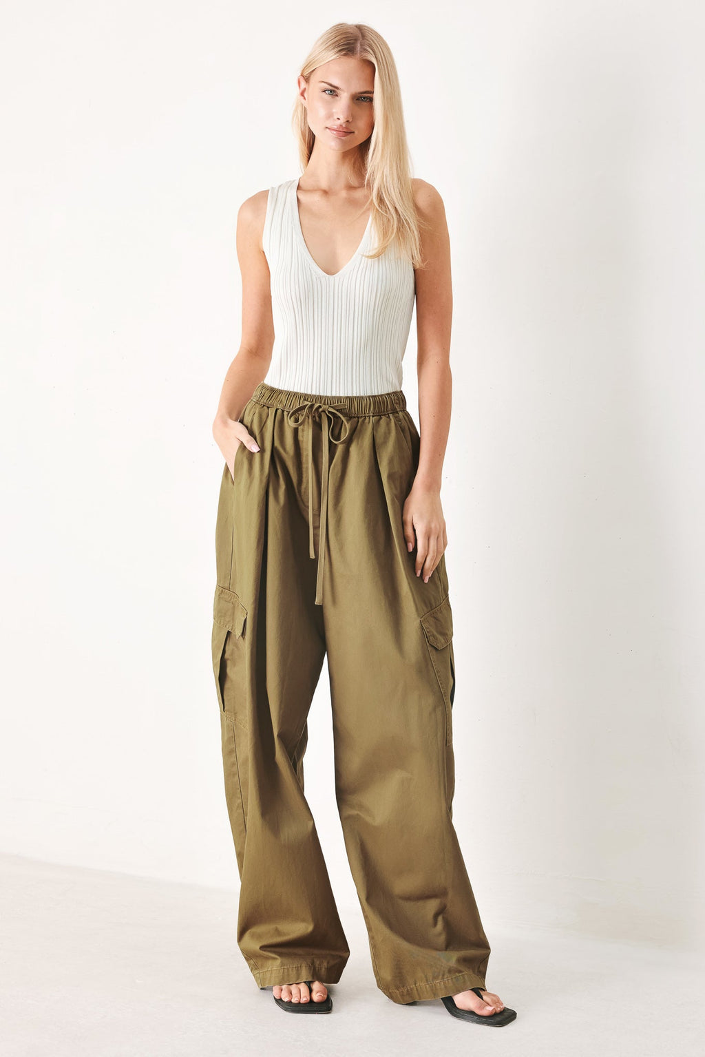 STAY IN MOTION WOVEN BARREL PANTS